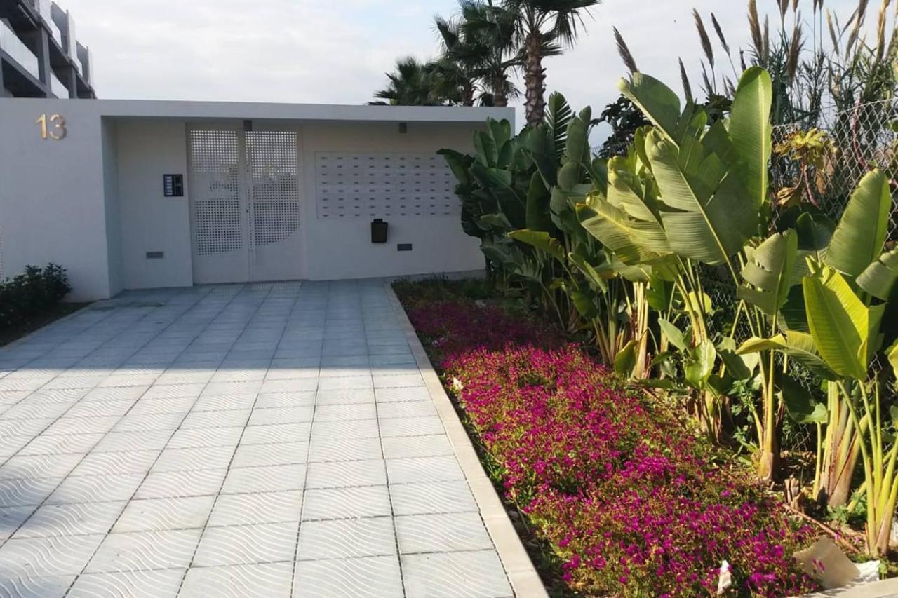 Apartamento En Primera Linea De Playa, Con Piscina Y Garaje En Torrox Costa Esterno foto